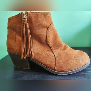 Sarah Jayne Tan Suede Ankle Boots with Tassel and Zipper Women's Size 7